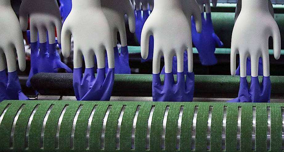 Фото дня: на производстве одноразовых перчаток