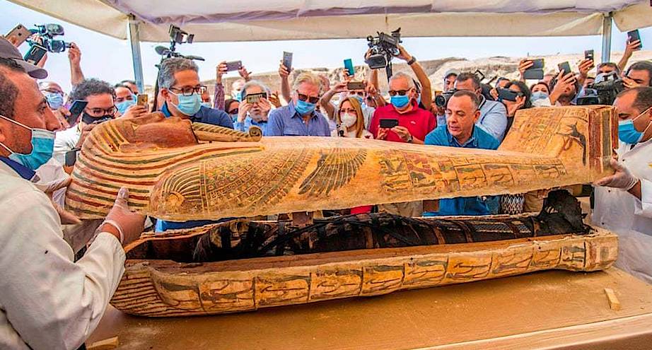 Фото дня: археологи открывают один из древнеегипетских саркофагов