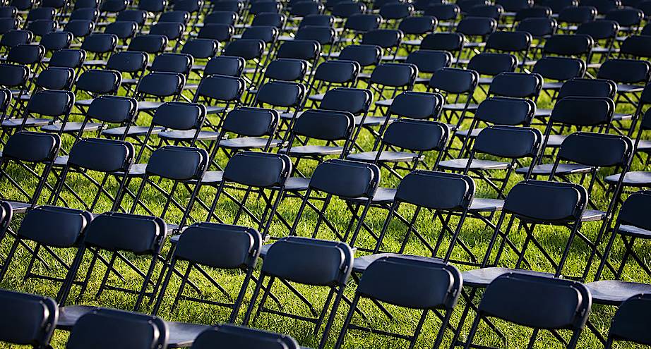 Фото дня: 20 тысяч пустых стульев, которые символизируют жертв COVID-19