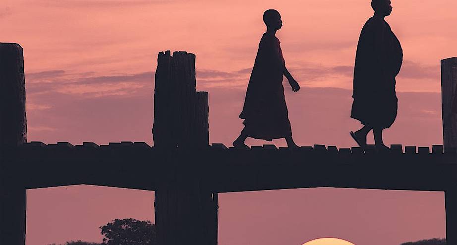 Фото дня: монахи идут по мосту на закате