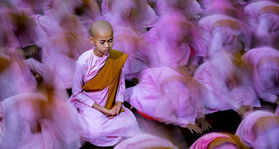 Фото дня: юный монах во время медитации