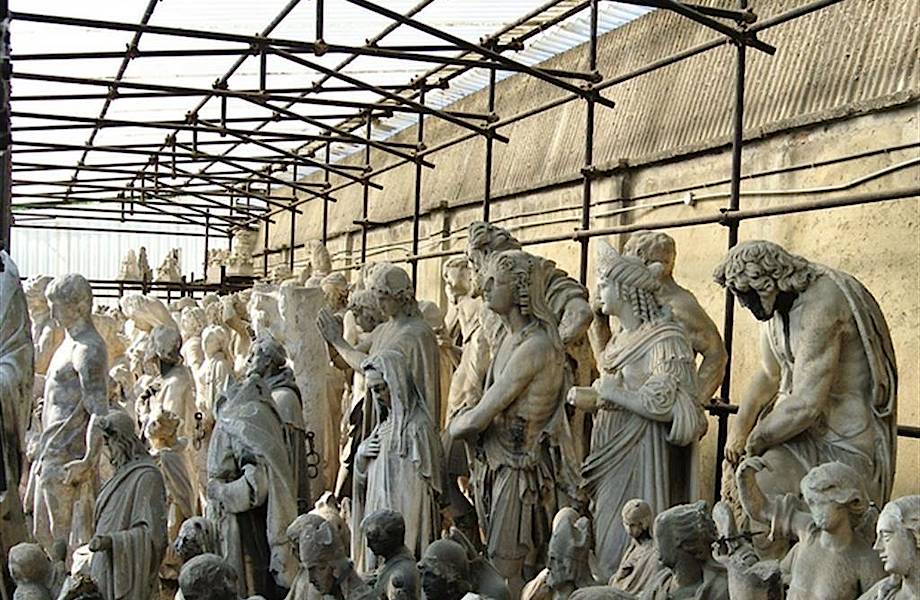 Что делают статуи Наполеона и Муссолини на миланском соборе