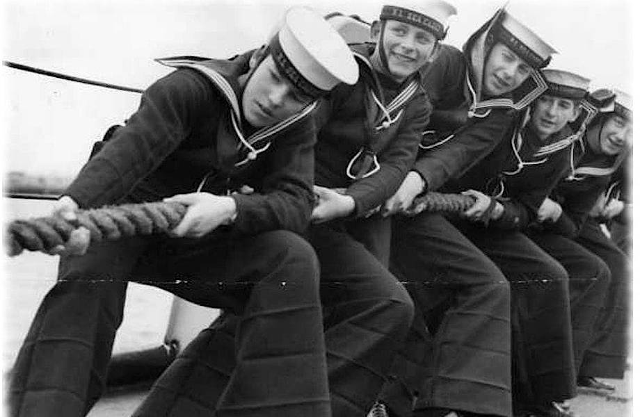 Почему моряки носили клеши, и как они их надували