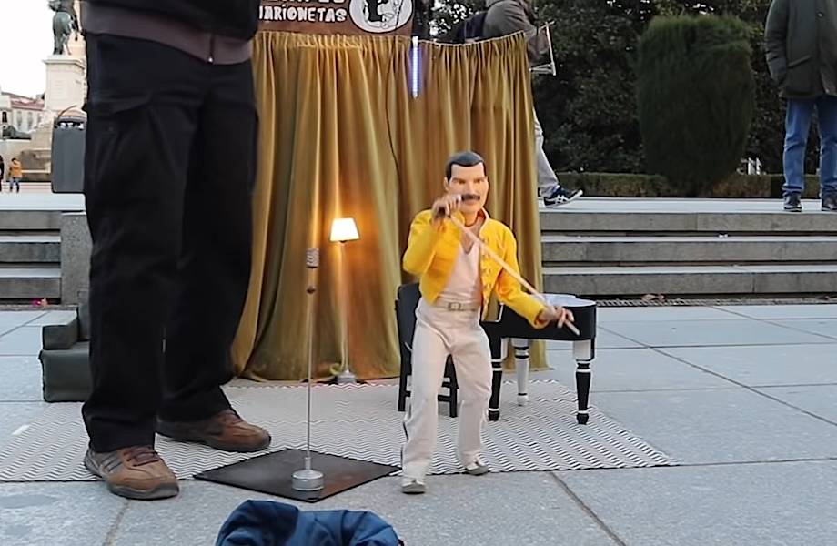 Видео: Уличное представление невероятно реалистичной марионетки Фредди Меркьюри 