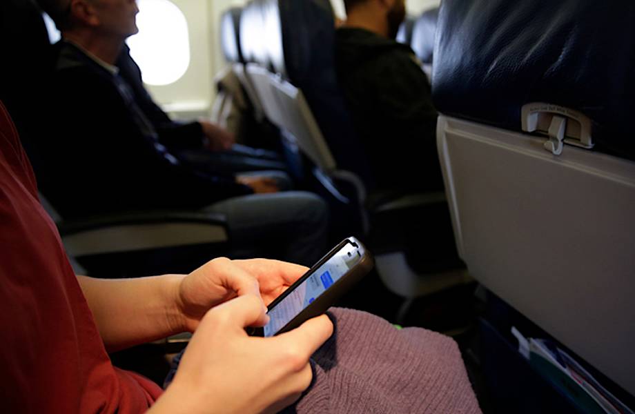 Что в действительности произойдет, если оставить телефон включенным на время взлета