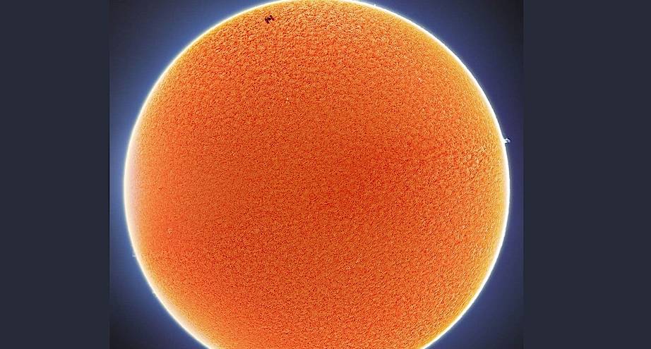 Фото дня: МКС на фоне Солнца