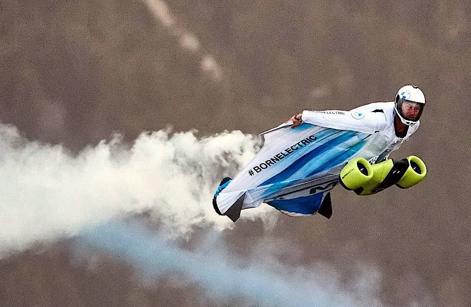 Летать как Супермен: BMW создала костюм для полетов в воздухе