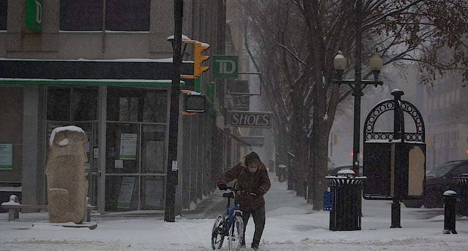 Фото дня: велосипедист, выехавший в снегопад