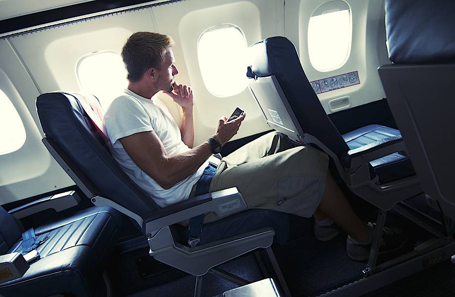 Психологи рассказали, какие люди предпочитают места у окна в самолете 