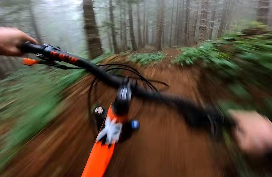 Видео: Экстремальная велопоездка по туманному лесу от первого лица