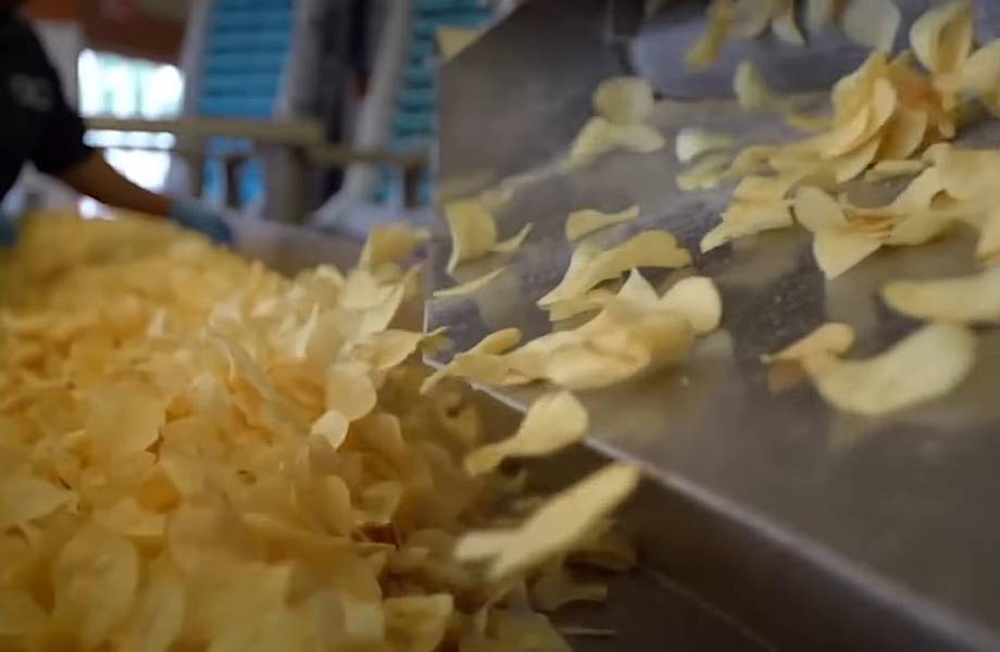 Видео: Как делают киндер-сюрприз, лапшу быстрого приготовления и чипсы 