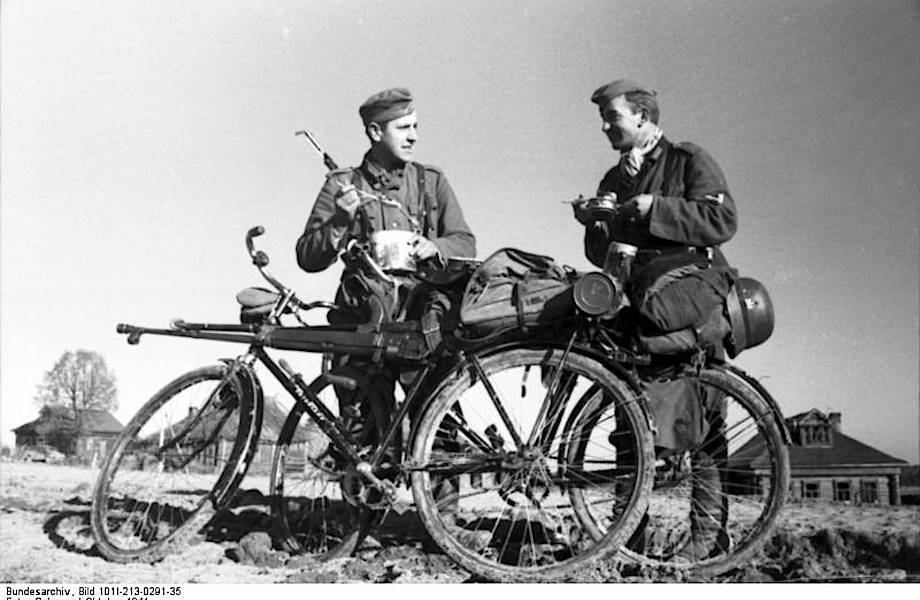 Велосипеды, часы, иглы для шитья: что за трофеи привозили советские солдаты