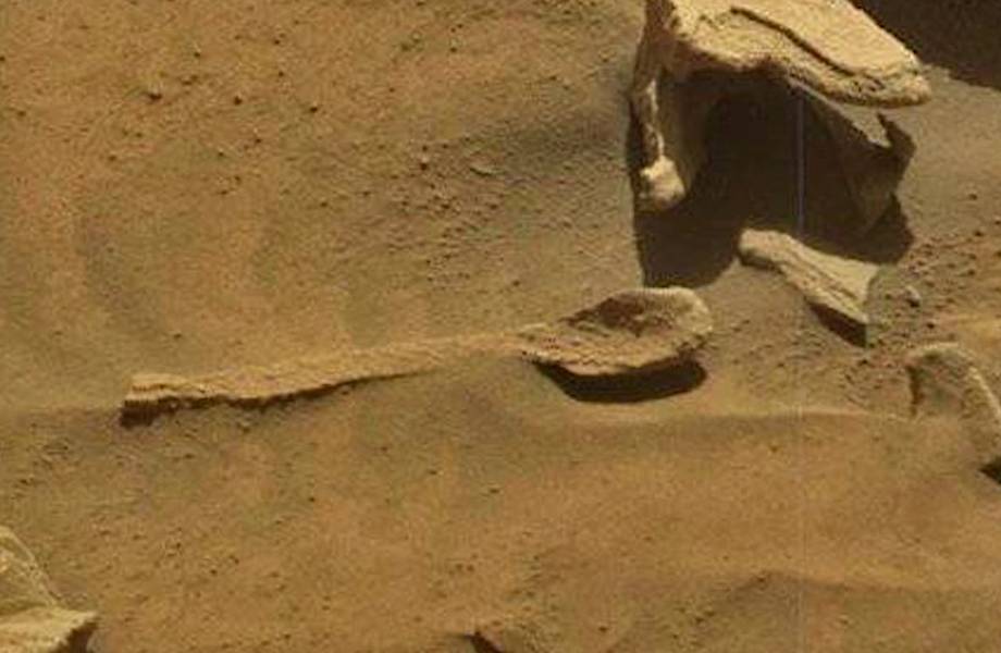 От костра до пластикового пакета и обеденной ложки: странные находки на снимках Марса