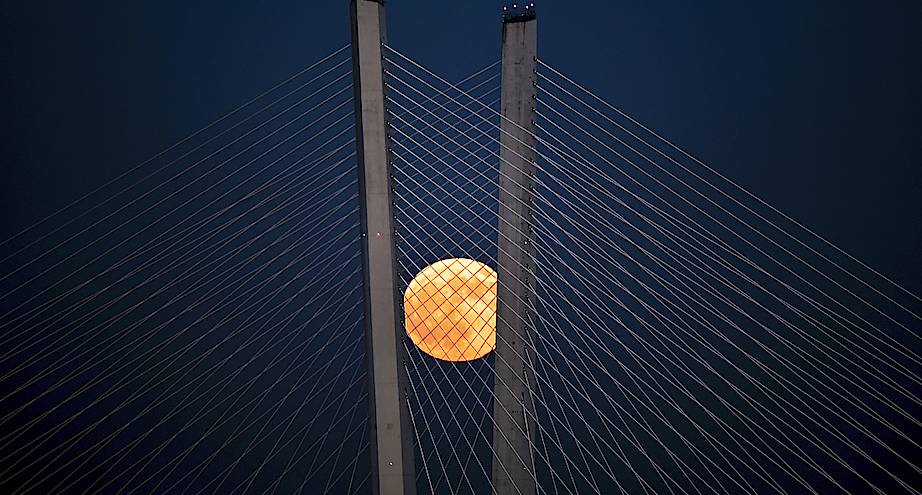 Фото дня: полная луна над Золотым мостом Владивостока