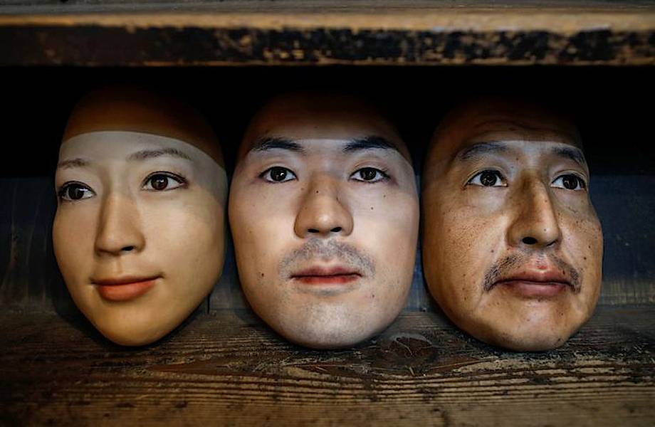 Японец создал гиперреалистичную маску, которая полностью меняет внешность