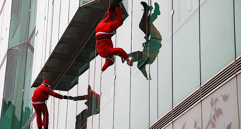 Фото дня: спасатели спускаются по окнам детской больницы в праздничных костюмах