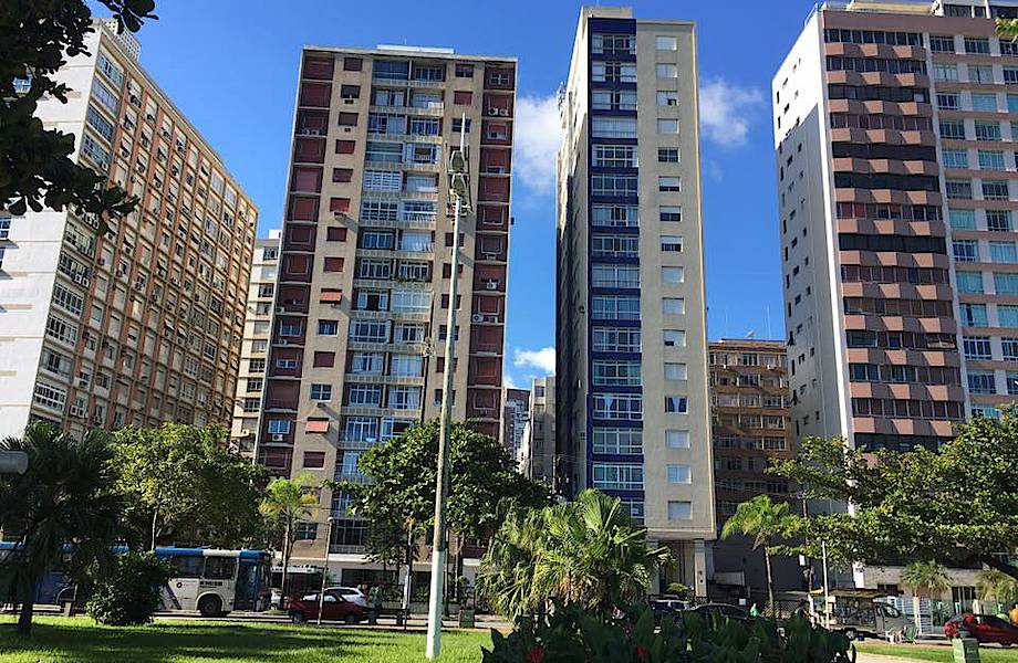 Гигантское домино: почему в бразильском городе сотни домов стоят под наклоном
