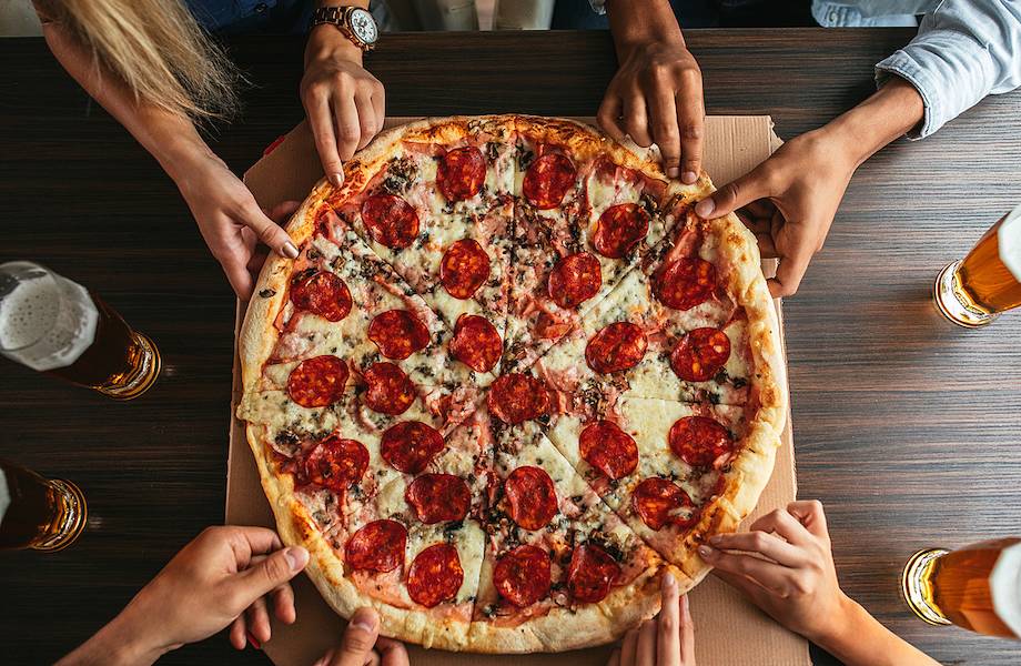 Руками или приборами: как все-таки правильно есть пиццу