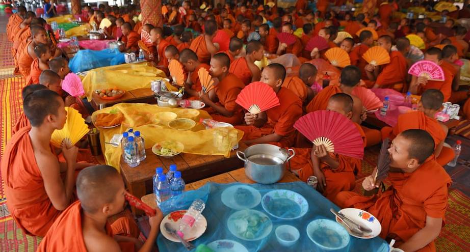 Фото дня: буддийские монахи за обеденной молитвой