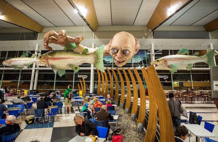 4 необычных аэропортов: где путешественников встречает Голлум из «Властелина колец»