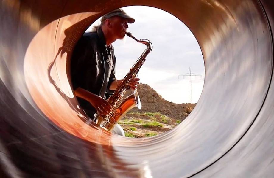 Видео: Саксофонист в буквальном смысле сыграл на трубе