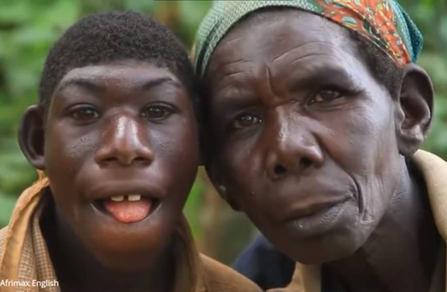 Видео: Удивительный парень из Руанды — похож на древнего человека и питается травой