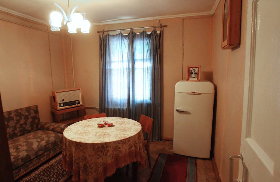 В целости и сохранности: для чего в СССР холодильники делали со встроенным замком