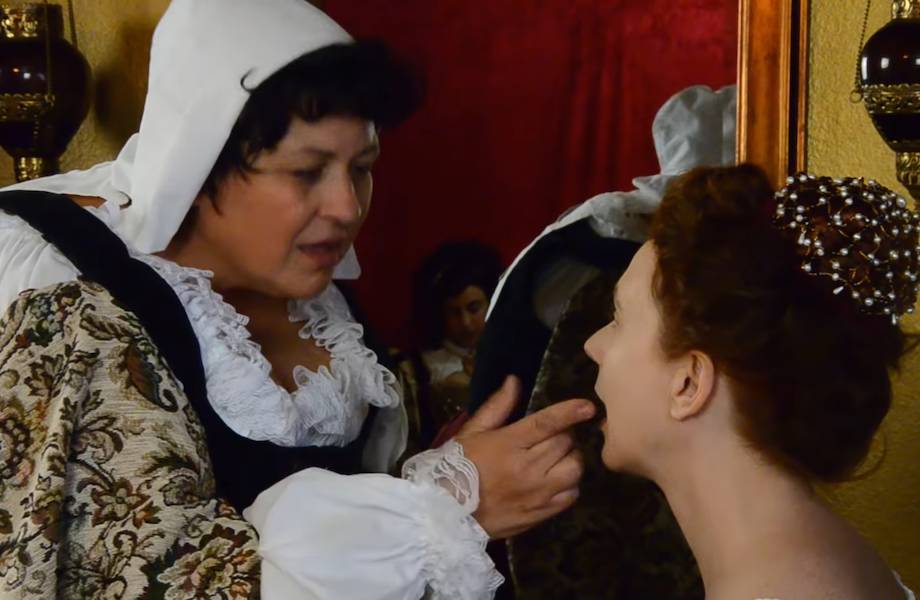 Видео: Как слуги одевали королеву в день свадьбы в период Ренессанса