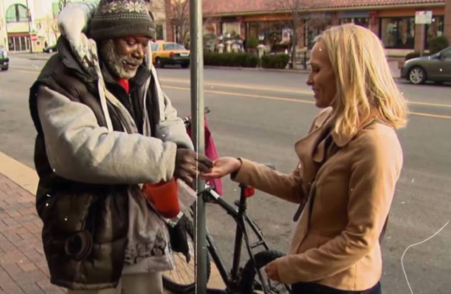 Видео: Бездомный вернул женщине кольцо с бриллиантом, и его жизнь изменилась