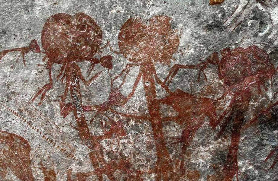 В пещере нашли древние рисунки, на которых изображены существа с огромным головами