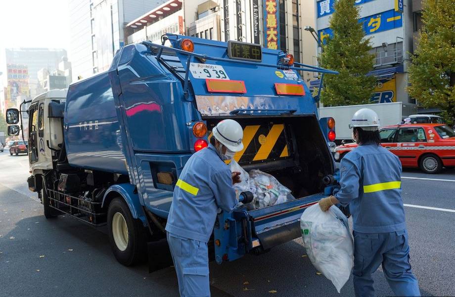 Для чего японцы крепят к мусорным мешкам записки, и что за послания в них кроются