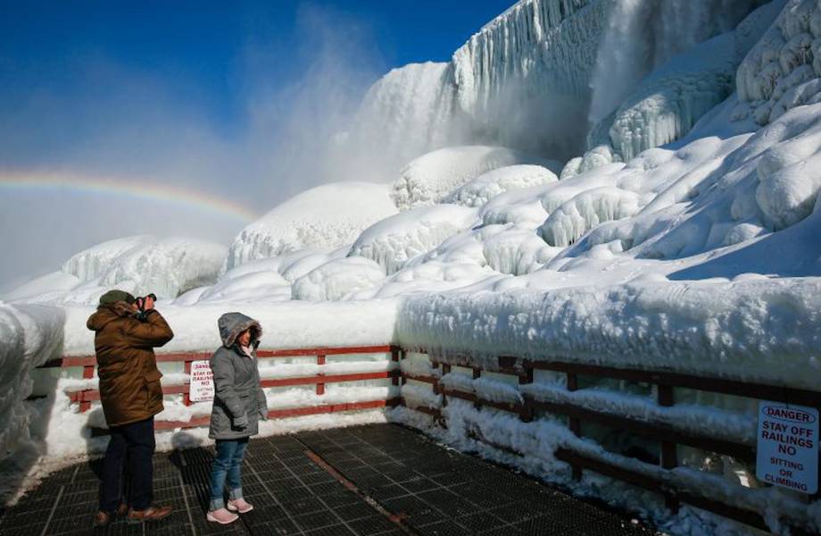 14 волшебных фотографий Ниагарского водопада, замерзшего из-за аномальных морозов
