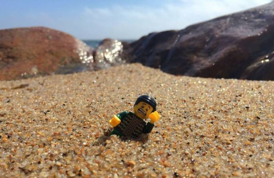 Девушка отправилась в путешествие со своим бойфрендом-человечком из LEGO 