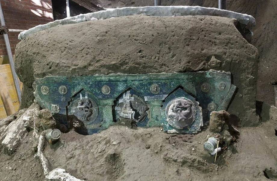 В Помпеях нашли древнюю колесницу возрастом более 1900 лет