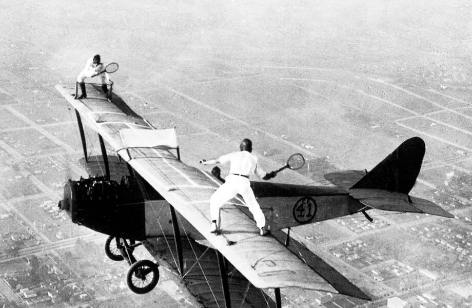 Поразительные фото экстремалов прошлого столетия, которые ходили по крыльям самолетов