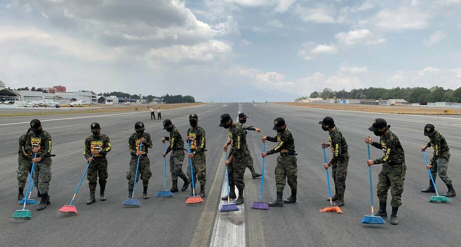 Фото дня: военные очищают ВПП в Гватемале от вулканического пепла