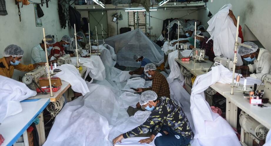 Фото дня: индийская мастерская по пошиву костюмов для медработников