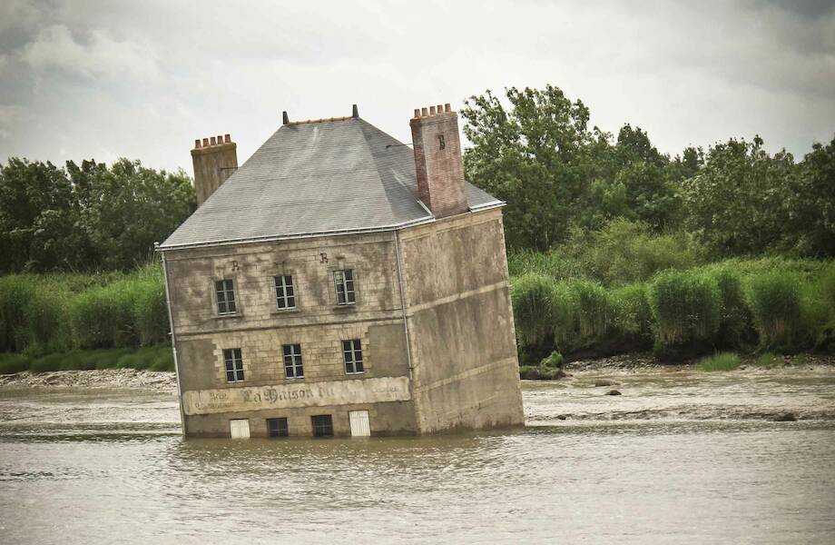 Почему посреди французской реки уже много лет плавает старинный дом