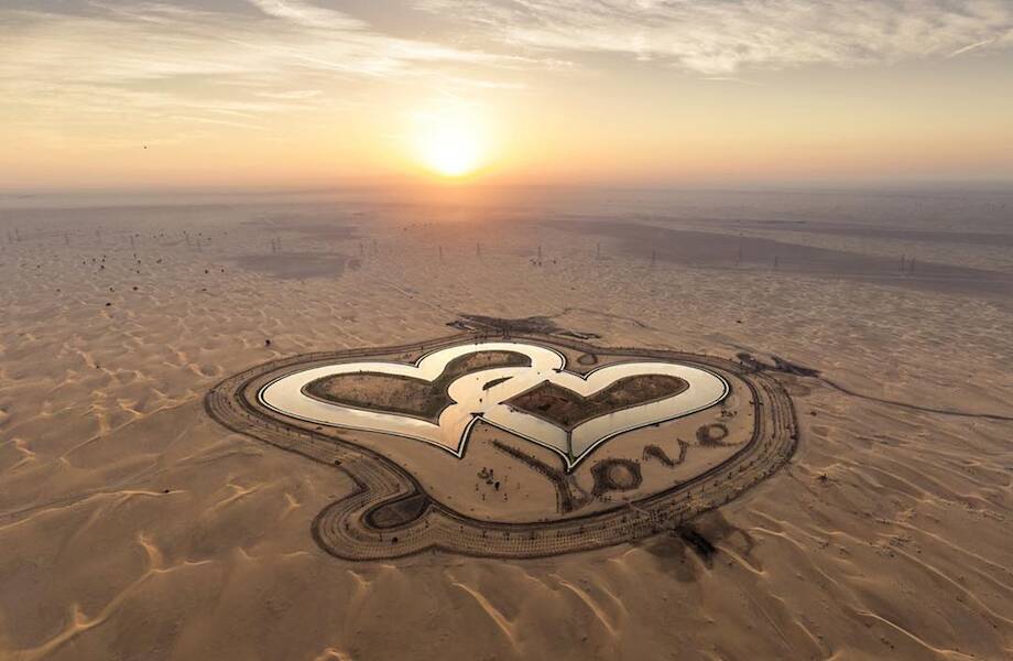 Два сердца посреди бескрайних песков пустыни: озеро Любви в Эмиратах