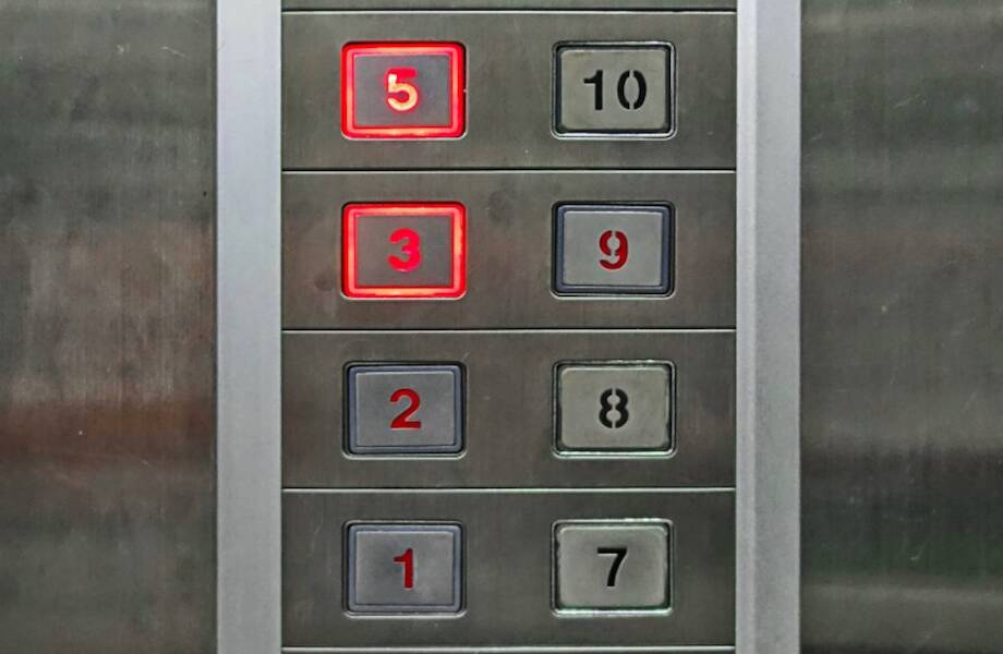 Почему в китайских лифтах нет кнопки четвертого этажа