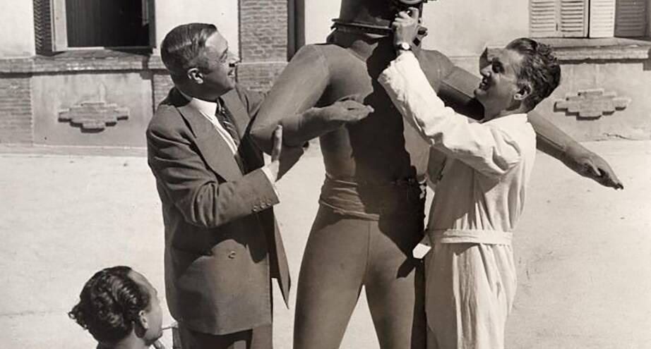 Фото дня: проверка костюма для пилота, 1935 год