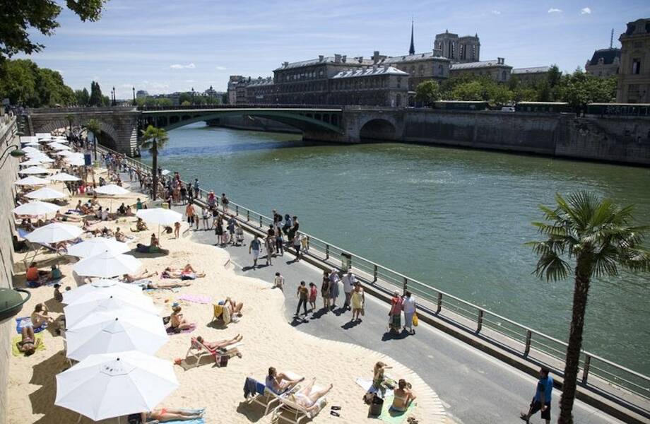 Как в Париже почти 20 лет каждое лето устраивают искусственные пляжи