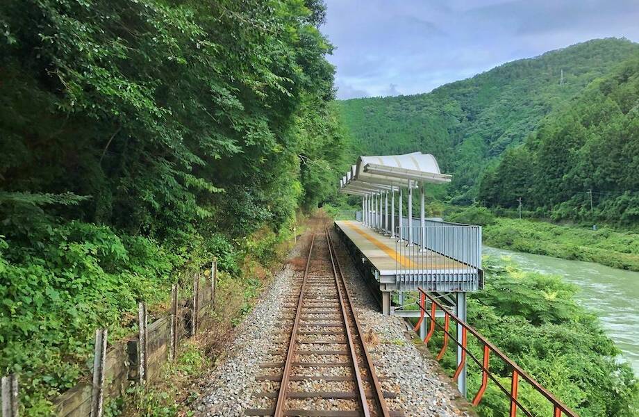 Зачем японцы построили в глуши вокзал, у которого нет ни входа, ни выхода