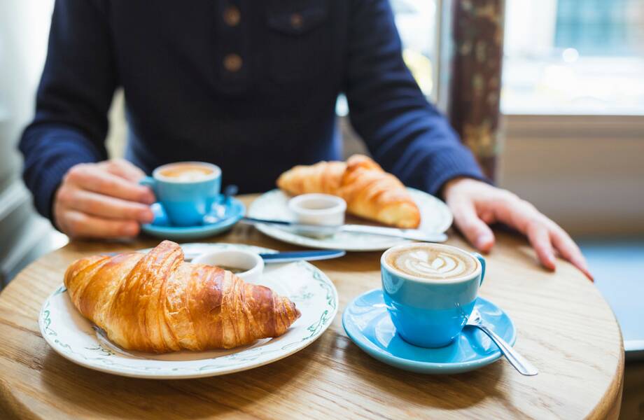 Для чего французы стали макать круассан в кофе