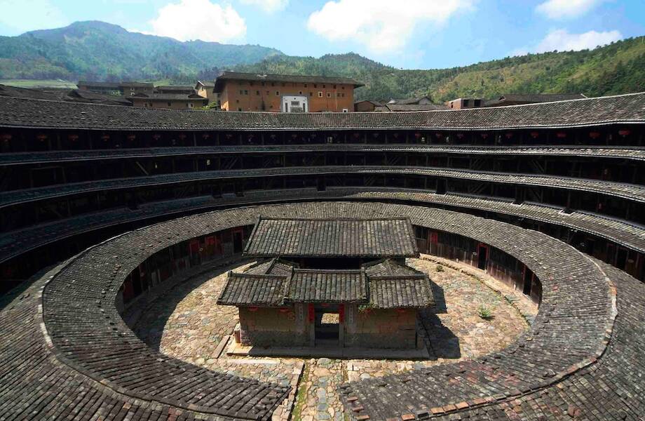 Поразительные круглые многоквартирные дома из земли в Китае, которые стоят столетиями