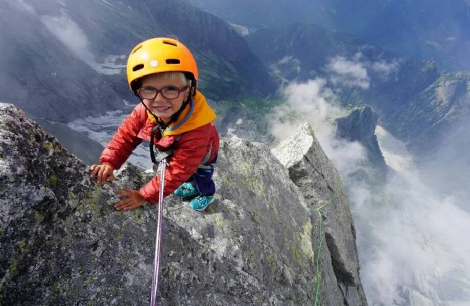 Как трехлетний мальчик покорил вершину высотой более 3300 метров