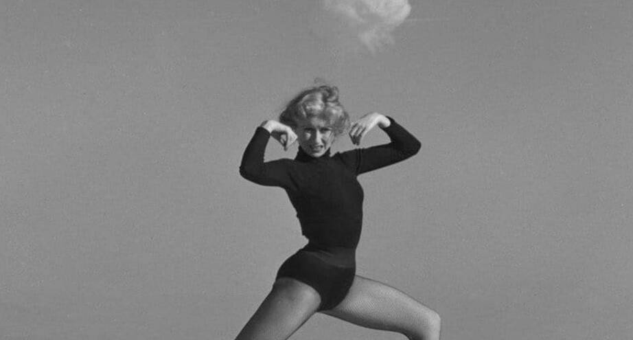 Фото дня: танцовщица на фоне ядерных испытаний