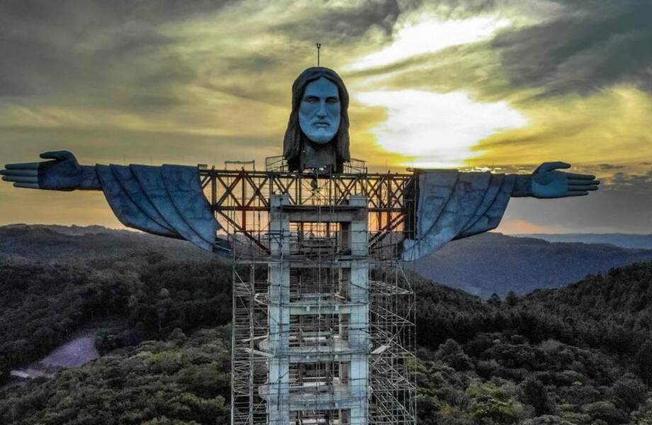 Бразильцы строят еще одного Иисуса Христа
