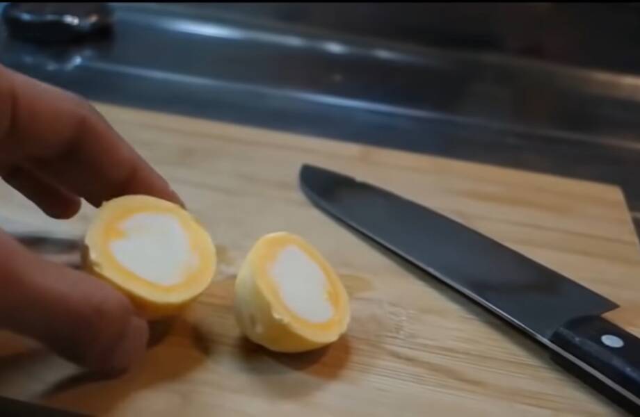 Видео: Как сварить яйцо желтком наружу