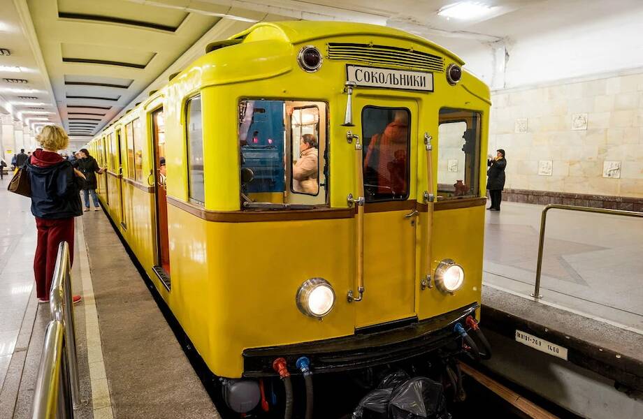 «Поэзия в метро» и ретропоезд: 8 удивительных поездов московской подземки